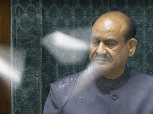 'VB-जी राम जी' बिल पर लोकसभा में हंगामा, कागज फेंके:शिवराज बोले- हम किसी से भेदभाव नहीं करते, बापू हमारी प्रेरणा; विपक्ष बोला- बिल वापस लो