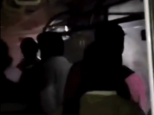 चेन्नई मेट्रो तकनीकी खराबी के चलते टनल में फंसी:कोच में 10 मिनट अंधेरा रहा; यात्री 500 मीटर पैदल चलकर बाहर निकले