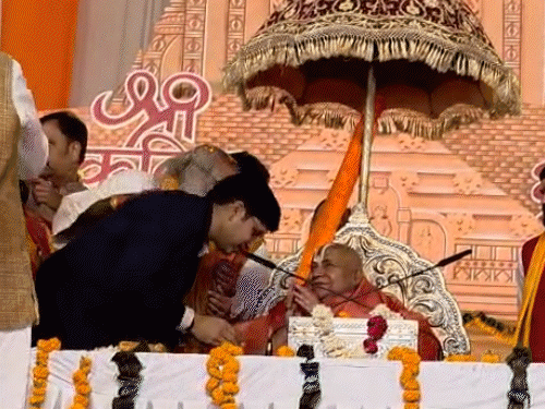 संभल DM-SP ने रामभद्राचार्य के पैर छुए, VIDEO:जगद्गुरु बोले- WIFE को लेकर कुछ गलत नहीं कहा; हमारे देश में तलाक नहीं था