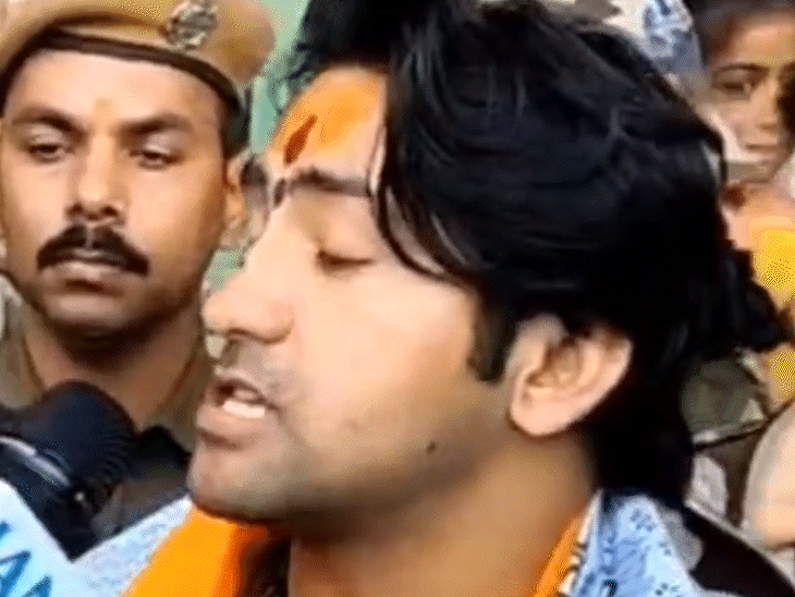 धीरेंद्र शास्त्री बोले-भारत में जहां बुलाएंगे, वहां गीता पाठ करेंगे:देशद्रोही थोड़े हैं, सनातन के काम करने वाले हैं; पश्चिम बंगाल भी हमारा है