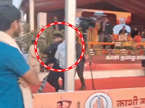 CM योगी की ओर दौड़ा युवक, कमांडो ने पकड़ा:झपट्टा मारकर घसीटा, नमोघाट पर काशी-तमिल संगमम का शुभारंभ