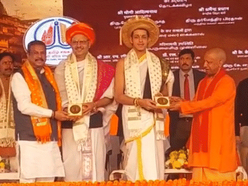 200 साल बाद 19 साल के महेश ने रचा इतिहास:काशी में 2 हजार मंत्रों का दंडक्रम पारायण पूरा किया, वेदमूर्ति बनने वाले देश के दूसरे व्यक्ति