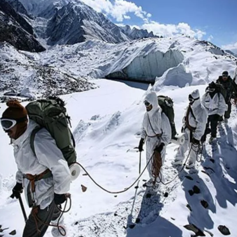 जम्मू-कश्मीर में कड़ाके की ठंड में भी सेना एक्शन में:बर्फीले और दुर्गम पहाड़ों में गश्त बढ़ाई; 30-35 पाकिस्तानी आतंकियों की तलाश