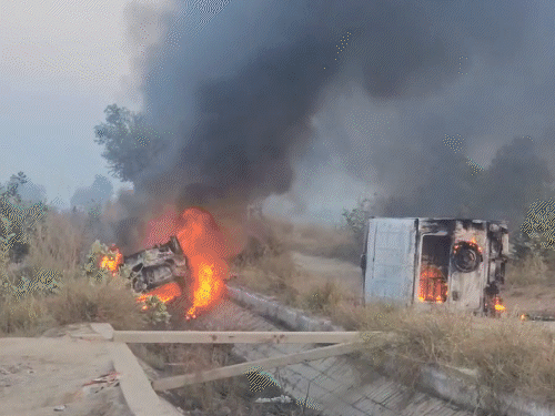 हनुमानगढ़ में बवाल, किसानों-पुलिस में झड़प:16 गाड़ियों में आग लगाई, आंसू गैस के गोले दागे; कांग्रेस विधायक घायल, फैक्ट्री की दीवार तोड़ी