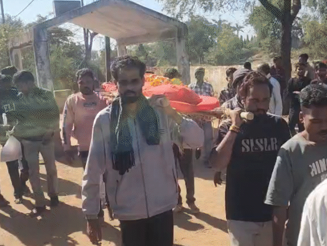 प्रेमी के साथ गई बेटी तो घरवालों ने निकाली अर्थी:विदिशा में आटे से पुतला बनाया, चिता जलाई; पिता बोले- उसके फैसले से परिवार टूटा