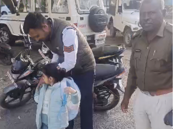 स्कूल बैग गुमा तो पुलिस अंकल के पास पहुंची मासूम:बोली- होमवर्क कैसे करूंगी, ढूंढकर ला दो; पुलिस ने 24 घंटे में खोजकर लौटाया