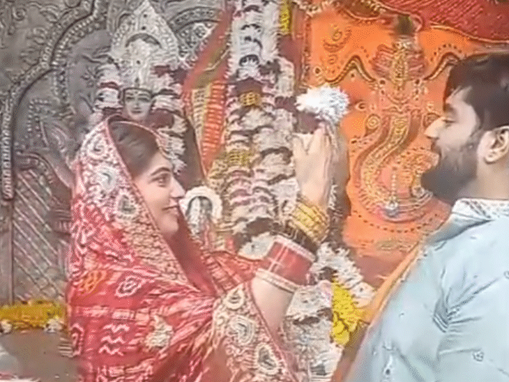 इंदौर विधायक गोलू शुक्ला के बड़े बेटे-बहू ने तोड़ा नियम:खजराना गणेश के गर्भगृह में एक-दूसरे को माला पहनाई; छोटा बेटा भी तोड़ता रहा प्रोटोकॉल