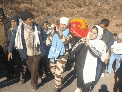 उत्तराखंड की 7 बेटियों ने उठाई पिता की अर्थी:CISF में तैनात युवती ने मुंडन कराकर दी मुखाग्नि, हायर सेंटर ले जाते समय हुआ था निधन