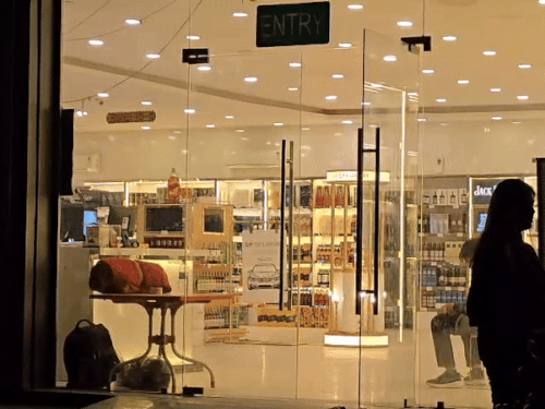 गुरुग्राम के ठेकों तक अवैध विदेशी शराब पहुंचने की कहानी:कस्टम ड्यूटी बचाने को समुद्री रास्ते से तस्करी; यहां ठेके सबसे महंगे, शराब सस्ती