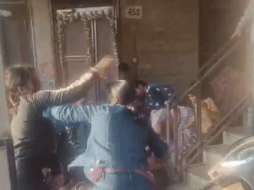 चंडीगढ़ में महिलाओं में चले लात-घूंसे और डंडे:जमीन पर गिरा कर एक-दूसरे को बालों से खींचा, पुलिस भी छुड़ा नहीं पाई