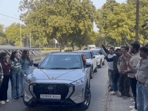 चंडीगढ़ में एम्प्लॉइज को क्रिसमस पर कारें गिफ्ट कीं:फार्मा कंपनी के मालिक ने सौंपी चाबियां; पंचकूला में भी ऑफिस, बोले- मेहनत का फल