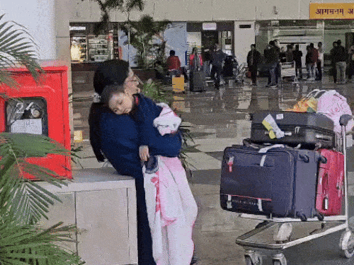 देहरादून में फंसे यात्री, 13 फ्लाइट्स कैंसिल:इंडिगो ने समय पर पहुंचने के मैसेज भेजे, एयरपोर्ट पहुंचने पर बोले रिफंड लो, महिला बोली- बदतमीजी की