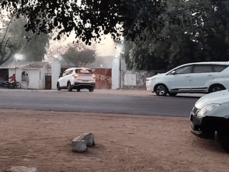 पूर्व कांग्रेस विधायक आलोक चतुर्वेदी की फैक्ट्रियों पर आयकर छापा:छतरपुर में 30 गाड़ियों से पहुंचे इंदौर-ग्वालियर के अफसर; अवैध उत्खनन मामले में दबिश