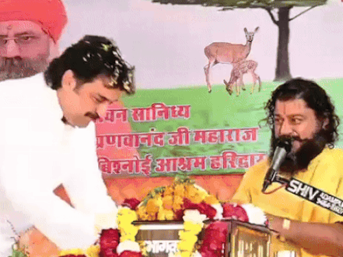 बिश्नोई परिवार की हार पर भावुक हुए संत:हिसार में बोले महामंडलेश्वर- बेचारे नन्हें बालक ने क्या बिगाड़ा था, वोट न देने वालों पर धिक्कार है