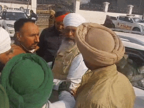 पंजाब में किसानों का रेल रोको आंदोलन:पुलिस ने बैरिकेडिंग लगाई, थोड़ी देर में 29 जगह ट्रैक जाम करेंगे किसान; रेलवे भी अलर्ट