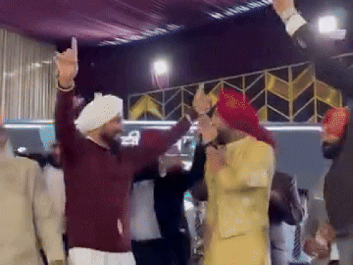 पंजाबी सिंगर चन्नी से बोले-तुहाडी बारी आ जाणी:इससे खुश पूर्व CM ने डाला भंगड़ा; 8 महीने पहले बावा ने भगवंत मान की तारीफ की थी