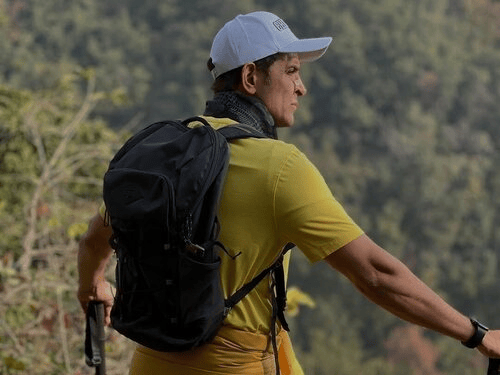 ऋतिक स्टिक लेकर उत्तराखंड की पहाड़ियों पर चढ़े, VIDEO:मंदिर में दर्शन किए, बोले- ऊबड़-खाबड़ रास्तों पर खुशी मिलती है