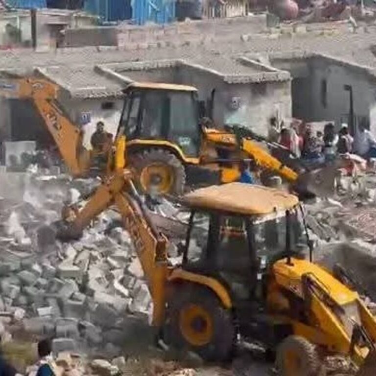 केरल CM बोले- कर्नाटक सरकार ने मुस्लिमों के घर तोड़े:DK शिवकुमार ने कहा- बाहरी नेता दखल न दें; सरकारी जमीन पर बने 200 घर तोड़े गए