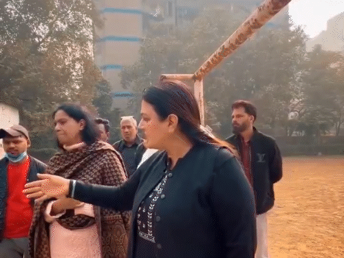 अफ्रीकी फुटबॉल कोच को दिल्ली BJP पार्षद की धमकी; VIDEO:कहा- यहां का पैसा खा रहे हो तो हिंदी सीखो, वरना पार्क छीन लेंगे