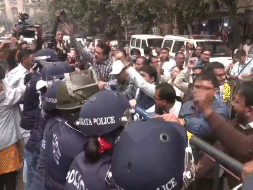 बंगाल में SIR के विरोध में BLO का प्रदर्शन:यूपी में असिस्टेंट बीएलओ की सोते-सोते मौत, देश में अब तक 29 की जान गई