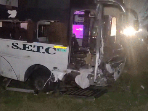 तमिलनाडु में बस ने 2 कारों को कुचला,9 की मौत:4 घायल, कारें पूरी तरह चकनाचूर; बस का टायर फटने से हादसा