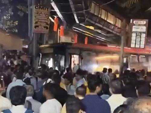 मुंबई के भांडुप में बस ने कई लोगों को कुचला:4 लोगों की मौत, 9 घायल; रिवर्स करते समय हादसा, बस चालक हिरासत में