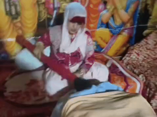 हरियाणा के हांडी खेड़ा बाबा की पत्नी के ऑनलाइन झाड़े:नशा छुड़वाने, ग्रह दोष दूर करने का दावा, संजय भगत बोला- ये बाबा की कृपा