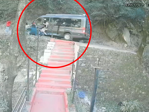 हिमाचल में ट्रैवलर खाई में गिरा, VIDEO:चलती गाड़ी से कूदे टूरिस्ट, पेड़ से टकराकर रुका; दिल्ली से घूमने आए थे