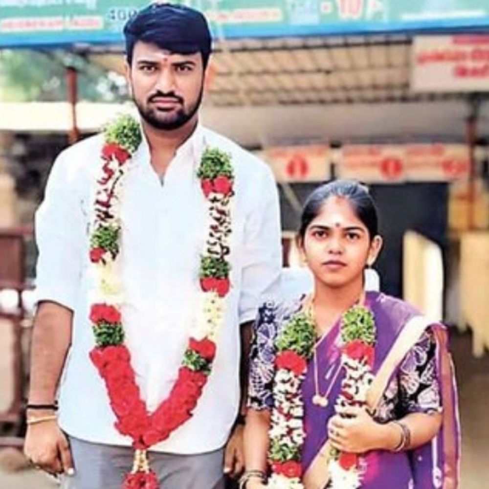 आंध्र प्रदेश में IAS अफसर की बेटी ने फांसी लगाई:सितंबर से मायके में थी; 9 महीने पहले लव मैरिज, पति पर दहेज प्रताड़ना के आरोप लगाए थे