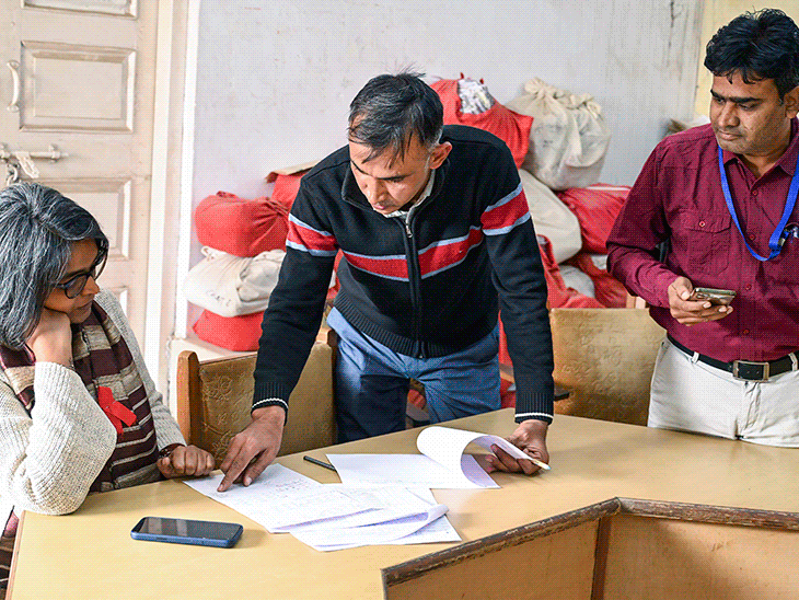 सुप्रीम कोर्ट बोला-BLOs के काम के दबाव को कम करें:राज्यों और केंद्र से कहा- अतिरिक्त कर्मचारी तैनात करें; SIR में लगे 29 BLO की मौत हो चुकी