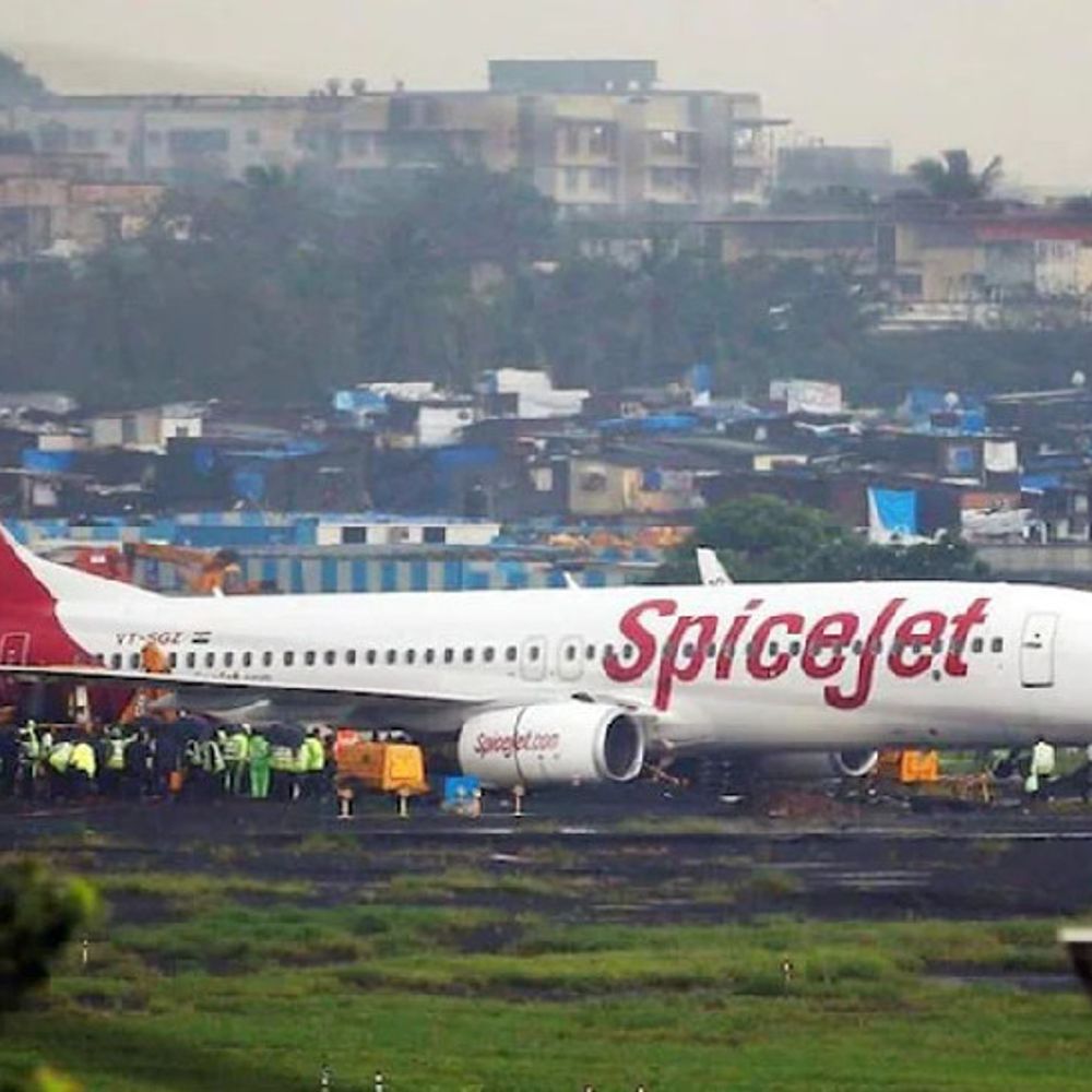 मुंबई-जयपुर फ्लाइट के लैंडिंग गियर में खराबी,फुल इमरजेंसी लैंडिंग:हाइड्रोलिक सिस्टम में लीकेज होने लगा, 189 यात्री सवार थे