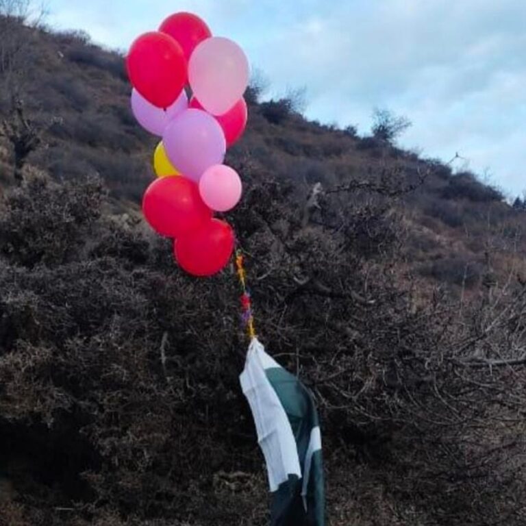 कश्मीर में गुब्बारों में बंधा पाकिस्तानी झंडा बरामद:LoC के पास दो जिलों की घटना; 6 दिन पहले शोपियां भी पाकिस्तानी बलून नजर आए थे
