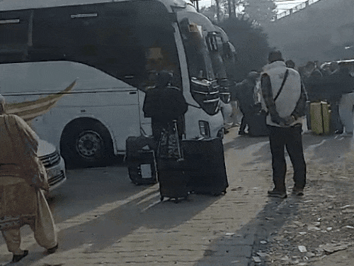 इंडिगो फ्लाइट कैंसिल होने पर टैक्सी की डिमांड बढ़ी:जालंधर से दिल्ली जाने के लिए हो रही बुक, इंडो-कनाडियन स्टैंड पर दिखी भीड़