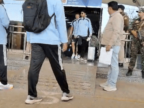 भारत-दक्षिण अफ्रीका की टीमें धर्मशाला पहुंची:रविवार को तीसरा टी-20 मैच; कल प्रैक्टिस सेशन, ऑफलाइन टिकटों की बिक्री शुरू