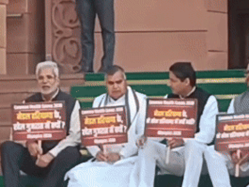 संसद के बाहर धरने पर बैठे MP दीपेंद्र हुड्डा:बोले-कॉमनवेल्थ गेम्स के लिए हरियाणा को बनाए को-होस्ट, अहमदाबाद का किया चयन