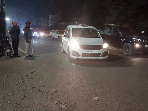 लुधियाना सेंट्रल जेल में झड़प, बंदियों ने अफसरों को पीटा:जेल सुपरिंटेंडेंट का सिर फोड़ा; प्रत्यक्षदर्शी बोला- 250 कैदियों ने किया हमला