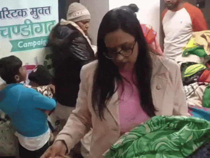 चंडीगढ़ में ₹1 में मिले कपड़े-जूते और बर्तन:मिक्सी खरीदकर महिला बोली- मजा ही आ गया; नगर निगम ने एक दिन के लिए खोला स्टोर