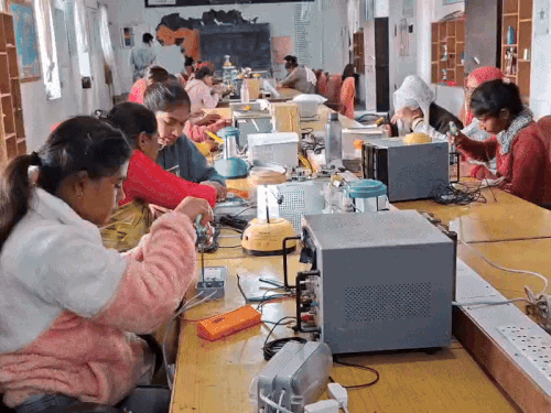 राजस्थान में बिना डिग्री के 'इंजीनियर' बनीं दादी-नानी:96 देशों की महिलाओं को दे चुकीं ट्रेनिंग, सोलर पंखा से लेकर कुकर तक बनाती हैं