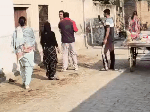 हरियाणा में कश्मीरी वेंडर का गला पकड़ा, VIDEO:भारत माता की जय न बोलने पर धमकाया, फतेहाबाद में गर्म कपड़े बेचने आया था