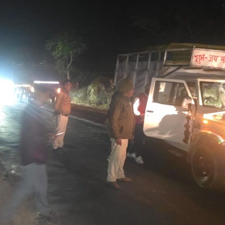 पिकअप ने बाइक को रौंदा, परिवार के 4 की मौत:मृतकों में ढाई साल की बच्ची भी, कटनी-दमोह मार्ग पर हादसा