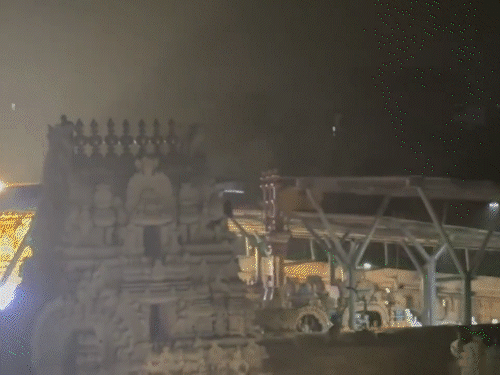 तिरुपति के गोविंदराजस्वामी मंदिर पर नशे में चढ़ा व्यक्ति:शराब मांगी, पुलिस ने पहुंचाई तब नीचे उतरा; गार्ड्स को चकमा देकर ऊपर पहुंचा था