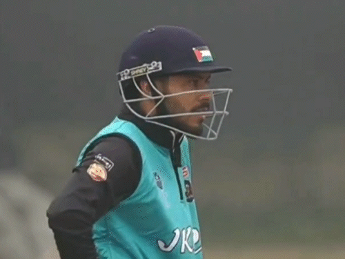 जम्मू-कश्मीर में क्रिकेटर ने हेलमेट पर लगाया फिलिस्तीनी झंडा:घरेलू लीग मैच खेल रहा था; पुलिस ने खिलाड़ी-आयोजक को पूछताछ के लिए बुलाया