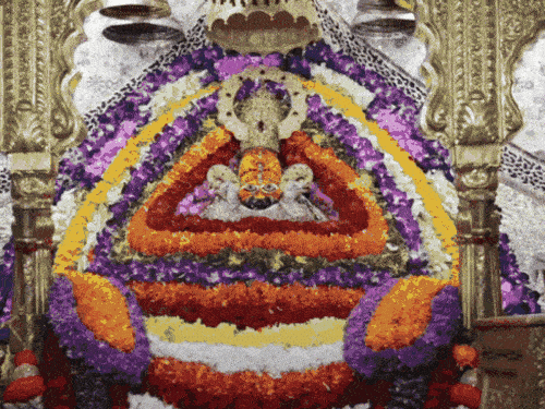 नए साल पर राजस्थान के मंदिरों में भक्तों की भीड़:जयपुर में सुबह चार बजे जाम लगा, खाटूश्यामजी में मशीनों से स्नोफॉल करवाया; DJ पर थिरके