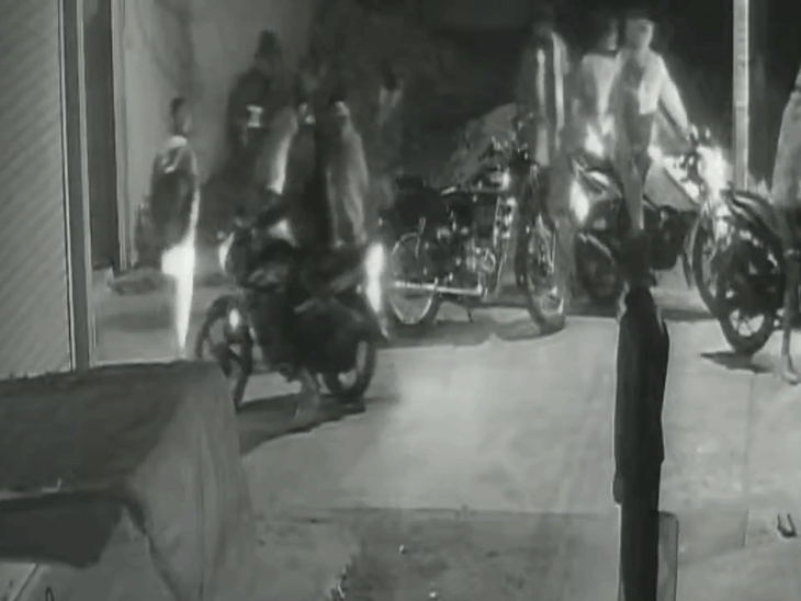 MP- छेड़छाड़ का विरोध करने पर युवक की हत्या, VIDEO:बाइक से आए 10 बदमाश, युवक को घर से बुलाकर चाकू मारा; लोग देखते रहे