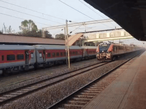 पहली वंदे भारत स्लीपर ट्रेन गुवाहाटी-कोलकाता के बीच चलेगी:थर्ड एसी का किराया ₹2,300, वैष्णव बोले- बुलेट ट्रेन 2027 तक तैयार होगी