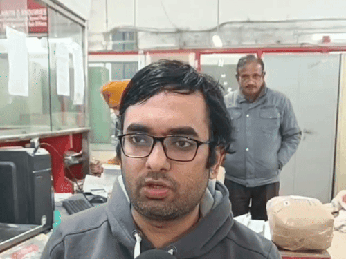 अमृतसर डाकघर कर्मी को धमकाया-पंजाब में हो, पंजाबी आनी चाहिए:रजिस्ट्री कराने आए युवक ने बनाया दबाव, VIDEO भी बनाई; डिप्टी पोस्टमास्टर बोले-यह गलत, कार्रवाई करेंगे