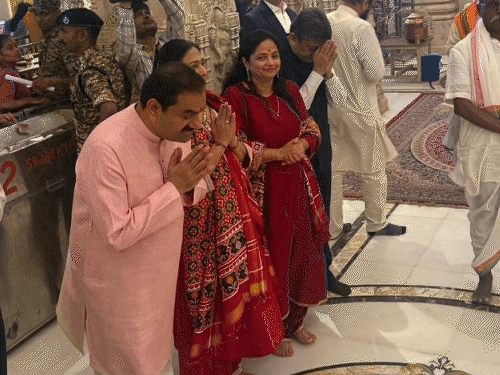 सीएम योगी से मिले गौतम अडाणी:डेढ़ घंटे में निवेश और बड़े प्रोजेक्ट्स पर चर्चा हुई, अयोध्या में परिवार के साथ रामलला के दर्शन किए